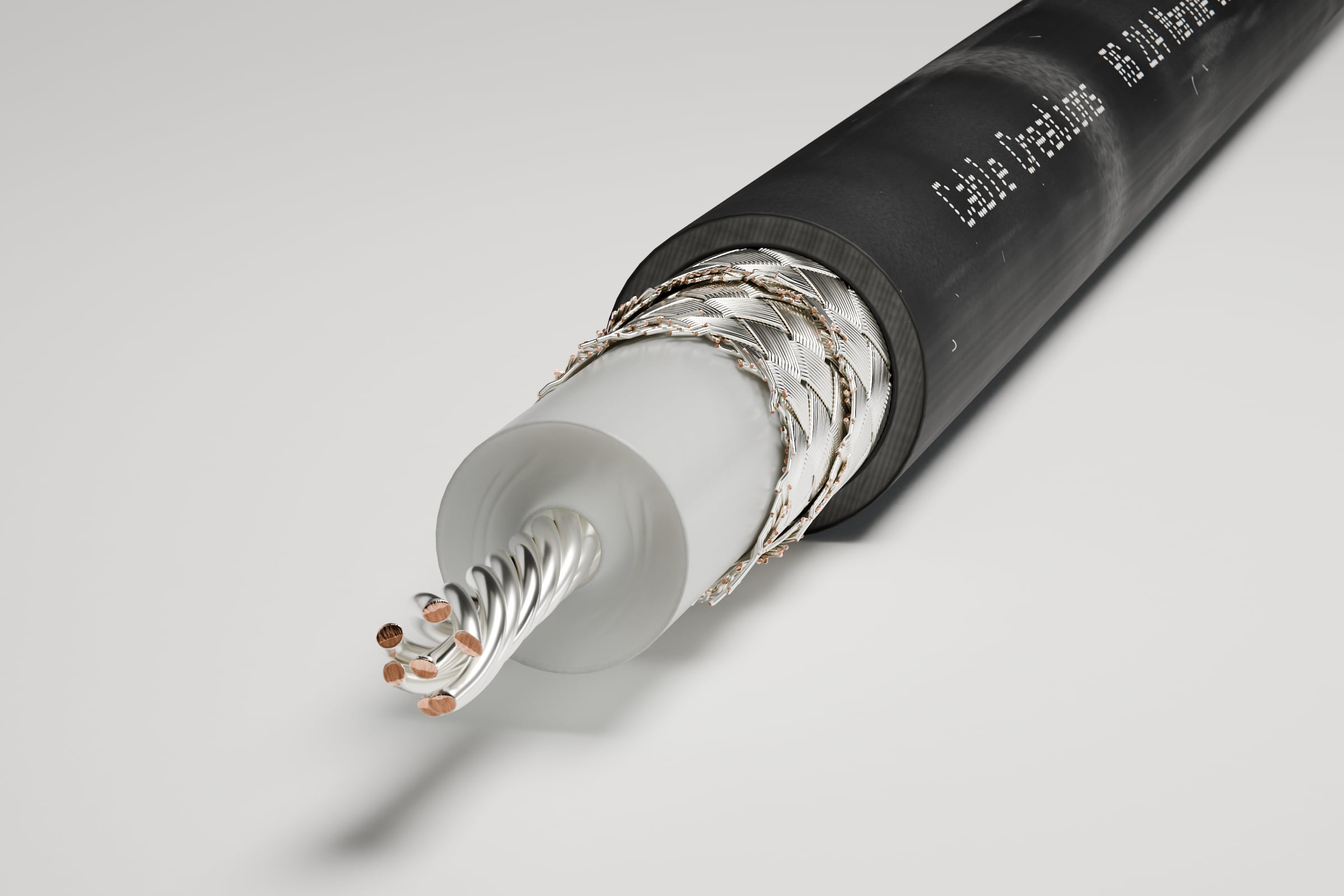 3D-Rendering: Blick auf das Kabelende – Koaxialkabel RG 214 Marine mit schwarzem Mantel, doppeltem silbernem Geflecht, heller Isolierung und verseiltem Leiter, im Fotostudio auf hellem Grund, Aufdruck „Cable Creations“