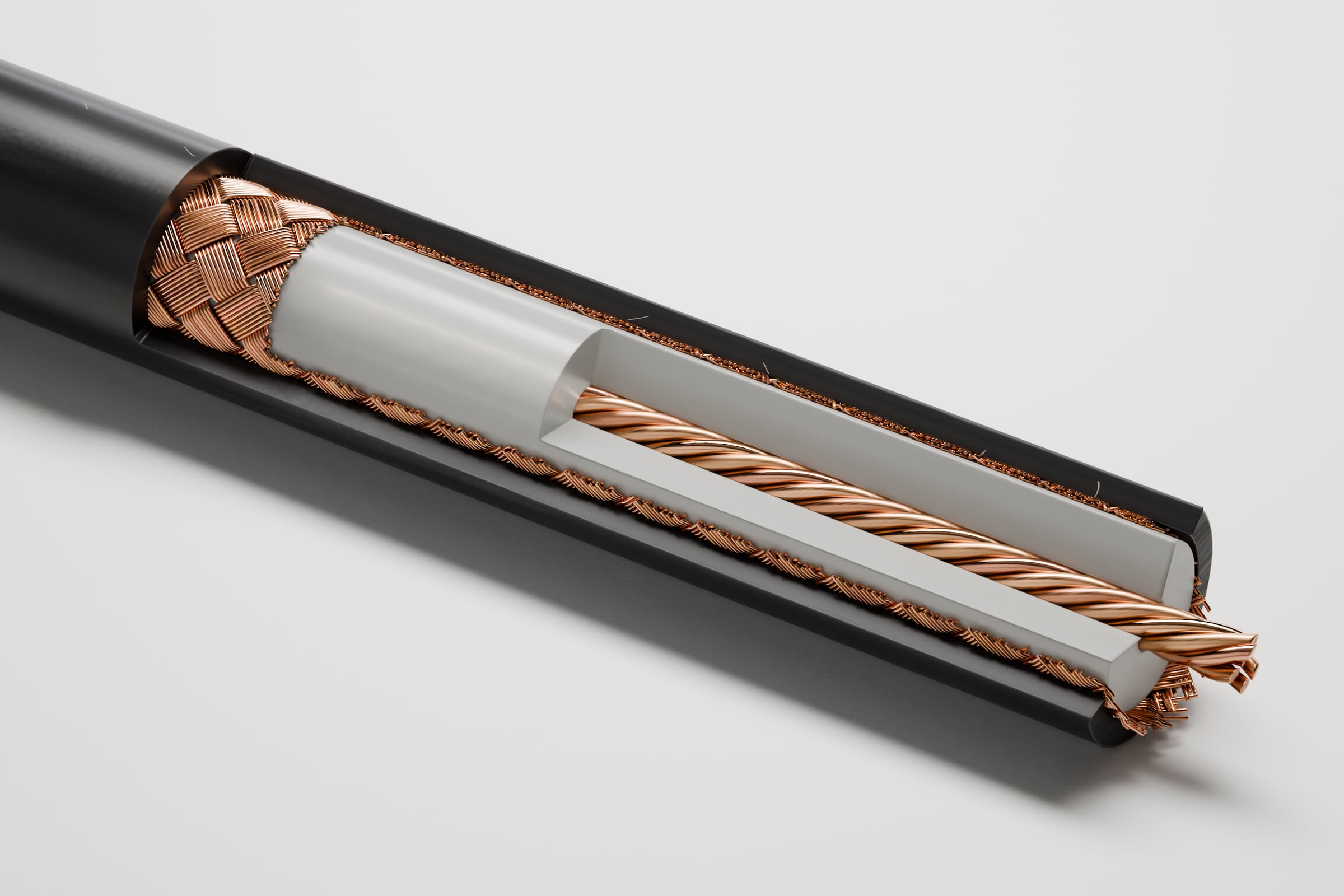 3D-Rendering: Keilschnitt durch das abgesetzte Ende, jede Lage offen – Koaxialkabel RG 213 mit schwarzem Mantel, Kupfergeflecht, weißer Isolierung und verseiltem Kupferleiter, im Fotostudio auf hellem Grund, Aufdruck „Cable Creations“