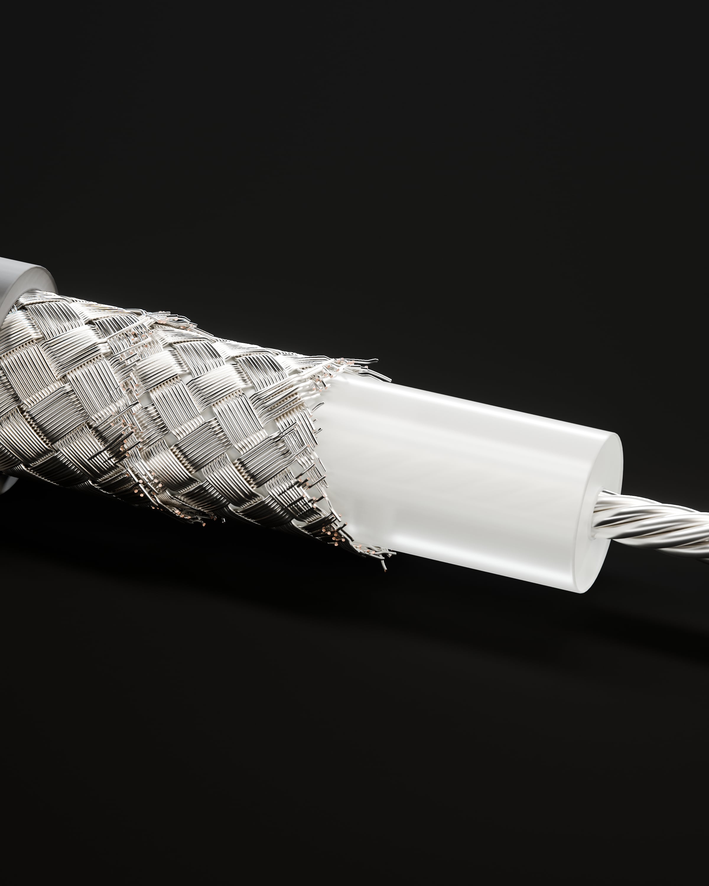 3D-Rendering: Detail der abgesetzten Lagen – Koaxialkabel RG 214 Marine mit schwarzem Mantel, doppeltem silbernem Geflecht, heller Isolierung und verseiltem Leiter, im dunklen Studio, Aufdruck „Cable Creations“
