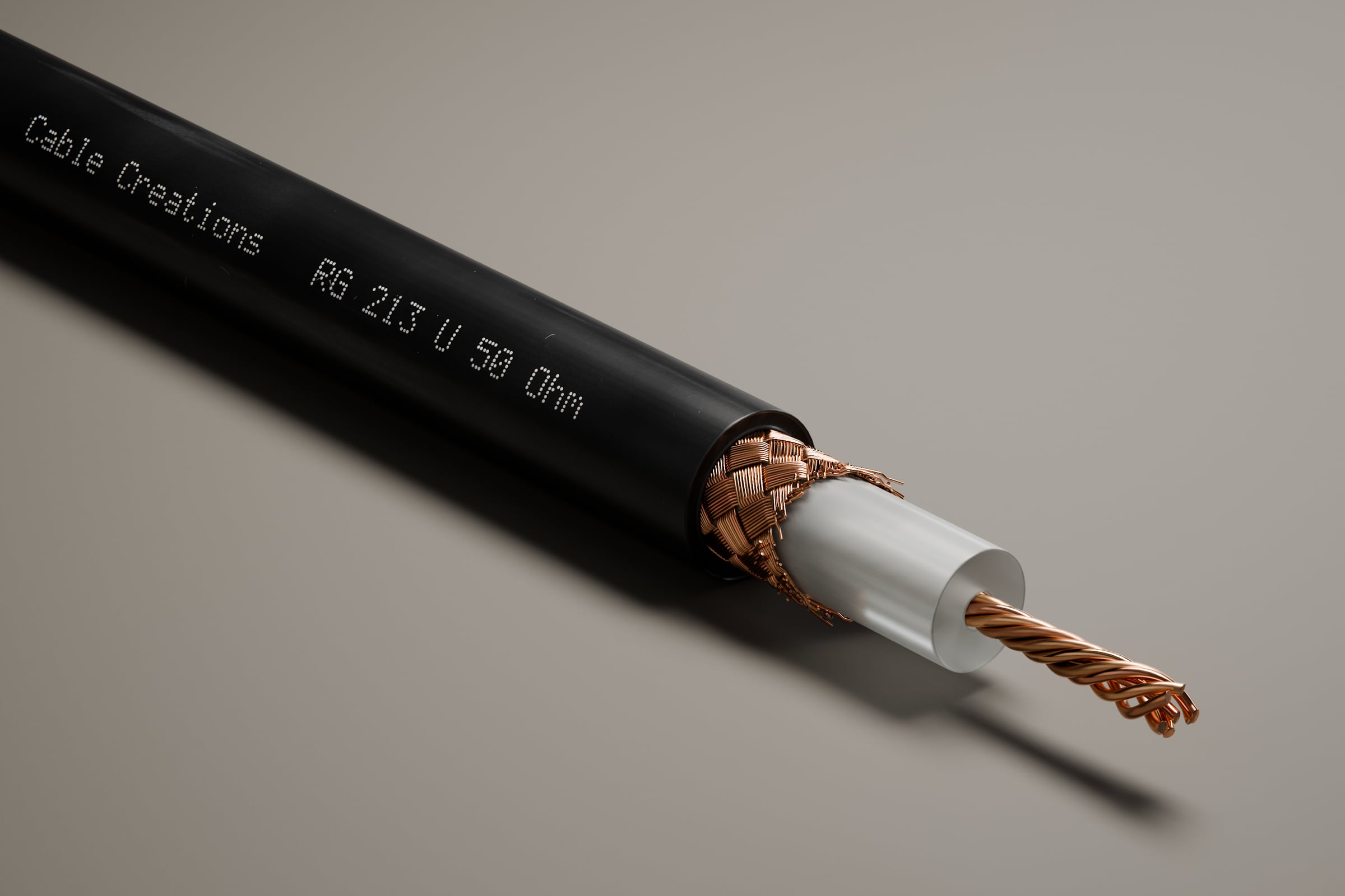 3D-Rendering: Dreiviertelansicht des abgesetzten Endes – Koaxialkabel RG 213 mit schwarzem Mantel, Kupfergeflecht, weißer Isolierung und verseiltem Kupferleiter, im Studio vor steingrauem Hintergrund, Aufdruck „Cable Creations“