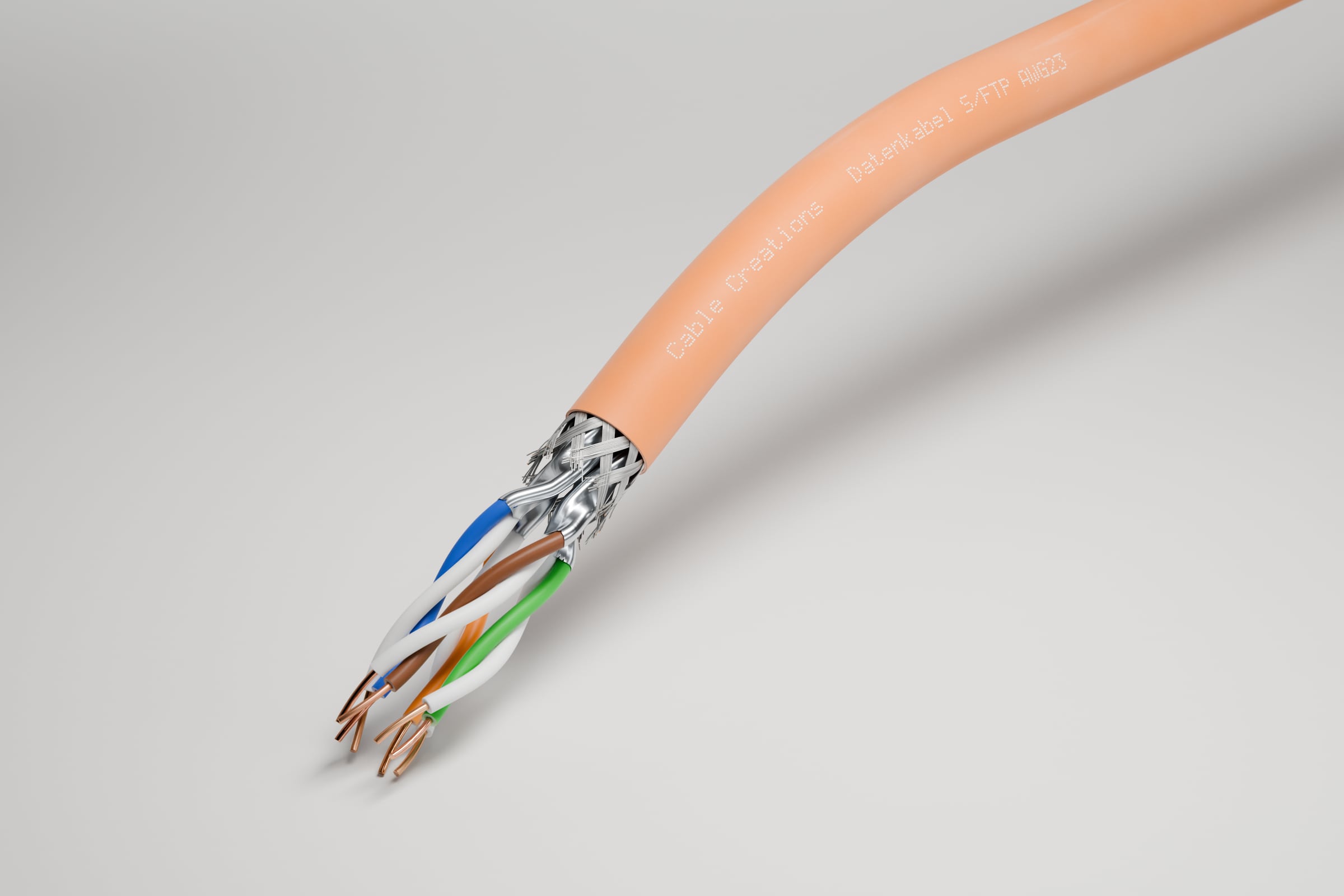 3D-Rendering: Dreiviertelansicht des abgesetzten Endes – Datenkabel S/FTP AWG 23 mit orangem Mantel, Geflechtschirm und vier verseilten Aderpaaren, jedes in Folie geschirmt, im Fotostudio auf hellem Grund, Aufdruck „Cable Creations“